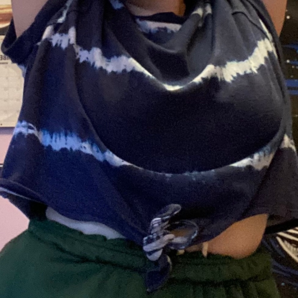 Blue striped cropped shirt